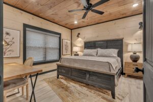King Suite with Walk-In Closet & Workstation